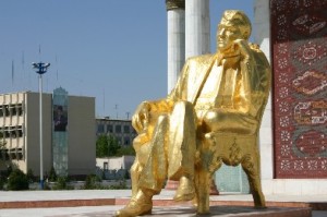 Estatua Niyazov oro
